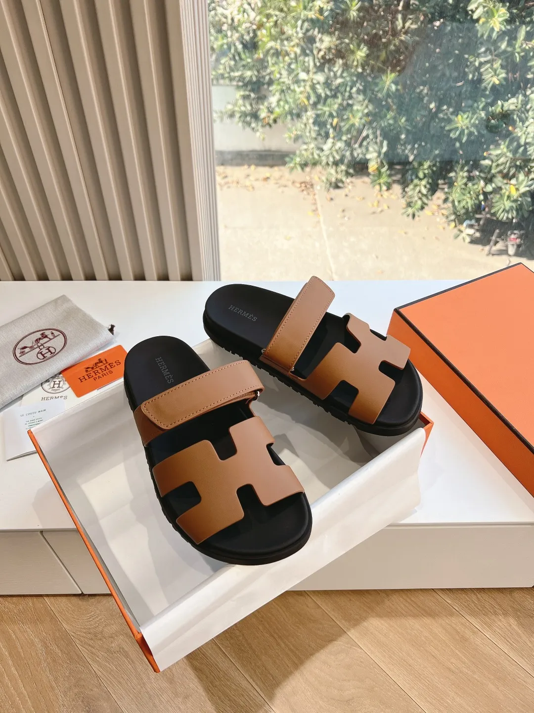 👟👟Ex-factory price 440👟👟 (Top version) H family 2024 spring and summer new style HERMES Hermes' recently popular couple's shoes, pig nose angle sandals and slippers, paired with various colorful socks, very trendy. Upper lining: imported original leather. Outsole: non-slip and wear-resistant outsole. Size: female 35-42 (40/42 non-returnable and non-exchangeable) Men’s size: 39-45 (45 is non-refundable and non-exchangeable)